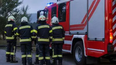 Pkw prallt in der Zwettlerstraße gegen Auto und Hausmauer