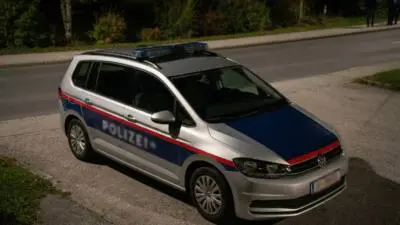 Pkw prallt in Gumisch frontal gegen Betonzaunsteher