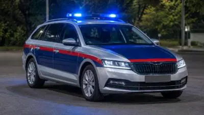 Pkw prallt in Steyr gegen Baum, zwei 17-Jährige schwer verletzt