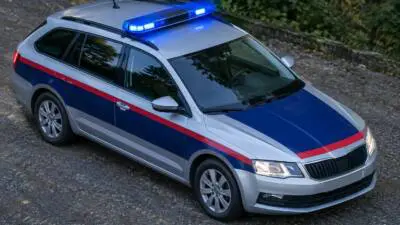 Pkw überschlägt sich auf der L83, Lenkerin schwer alkoholisiert