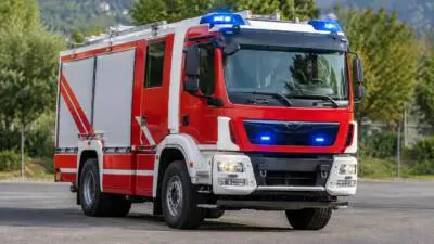 Plastikwelldach fängt bei Flämmarbeiten in Vomperbach Feuer