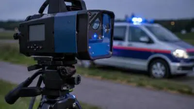 Polizei misst Pkw auf der A1 bei Haid mit knapp 200 km/h
