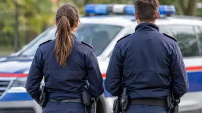 Radfahrer prallt in Linz gegen Pkw und erleidet schwere Schnittwunde