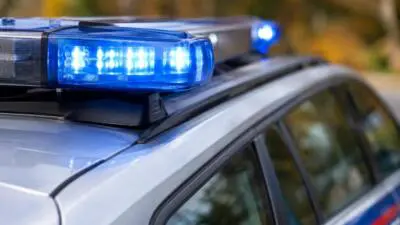 KI-generiertes Bild: Nahaufnahme eines silbernen Autos mit leuchtendem blauem Dachlicht.