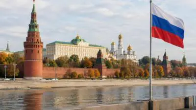 KI-Symbolbild: Eine russische Flagge weht vor roten Türmen an einem Flussufer.