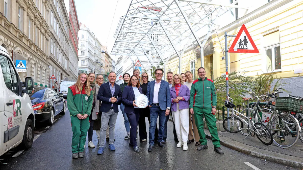 Pergola schafft Schatten vor Volksschule in Mariahilf