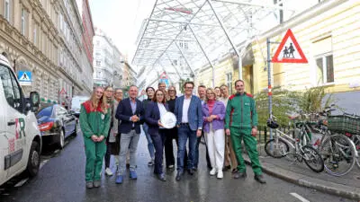 Pergola schafft Schatten vor Volksschule in Mariahilf