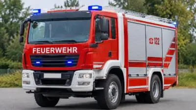 Schwarze Rauchwolke eines Traktorbrands zieht über Herzogenburg