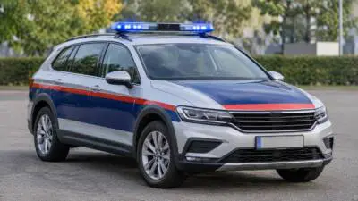 Schwarzes Fahrzeug fährt nach Unfall mit Bub in Höchst weiter