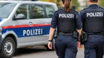 KI-generiertes Bild: Polizeikräfte in Uniform neben einem Polizeifahrzeug.