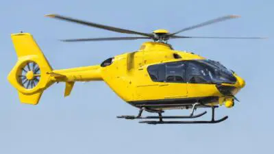 KI-generiertes Bild: Ein gelber Hubschrauber fliegt vor blauem Himmel.