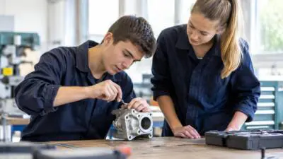 KI-generiertes Bild: Eine Person bearbeitet ein Metallteil, während eine weitere in der Werkstatt zusieht.