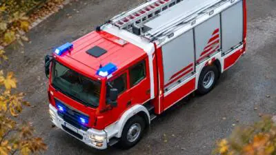 Stadtfeuerwehr Imst schafft Zugang zu Wohnung mit eingeschlossener Person