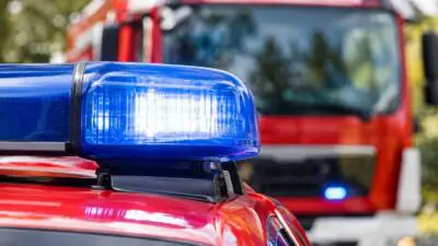 Stadtfeuerwehr Leibnitz holt Kleintransporter aus Straßengraben