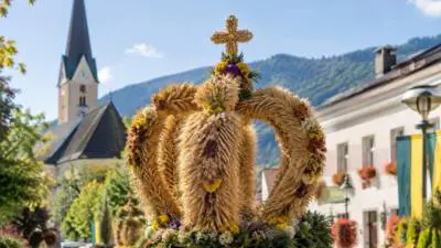 Trachtenkapelle begleitet Festzug beim Erntedankfest in Greifenburg