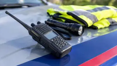 Unbekannter verliert bei Flucht in Aigen Bargeld und Rucksack