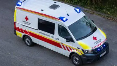 Zwei Arbeiter stürzen bei Baustellenarbeiten in Westendorf von Leitern