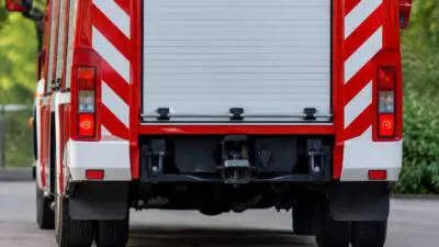 Zwei Fahrzeuge rutschen auf der Straße Richtung Ramsau in die Leitschiene