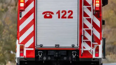 KI-generiertes Bild: Das Heck eines rot-weißen Einsatzfahrzeugs mit der Zahl 122.
