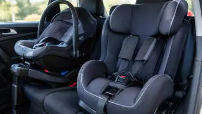 Zwei Kindersitze halten Frontalaufpralltest nicht stand