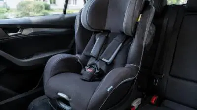 Zwei Kindersitze scheitern im ÖAMTC-Test beim Frontalaufprall