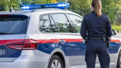 Zwei Motorradfahrer werden bei Unfall auf der B115 in Großraming schwer verletzt