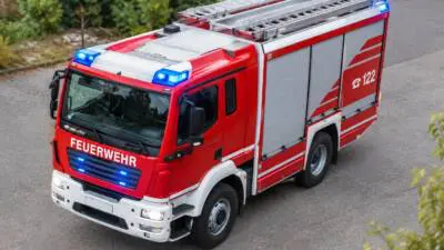 Zwei Pkw stoßen in der Parkgasse beim Ausfahren zusammen