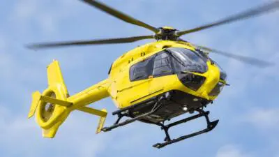 KI-generiertes Bild: Ein gelber Hubschrauber vor blauem Himmel.