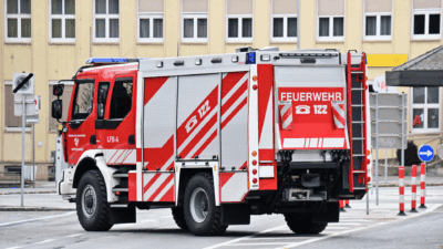 Rotes und weißes Feuerwehrfahrzeug der Freiwilligen Feuerwehr Spittal an der Drau auf einer Straße