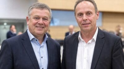 Hubert Dobrounig und Rudolf Sporrer stehen nebeneinander in formeller Kleidung.