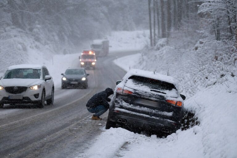 Kärnten: Später Schneefall durch Eisheilige sorgt für Verkehrsprobleme