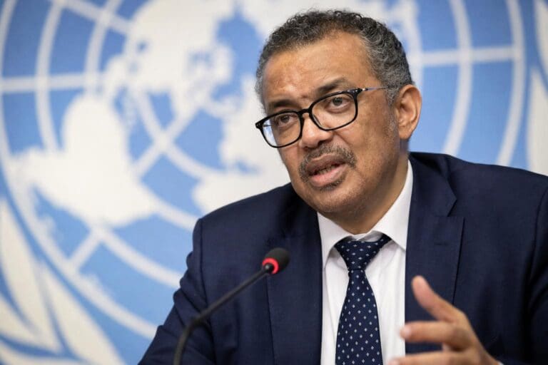 Tedros Adhanom Ghebreyesus spricht gestikulierend bei einer Pressekonferenz vor dem Logo der Weltgesundheitsorganisation