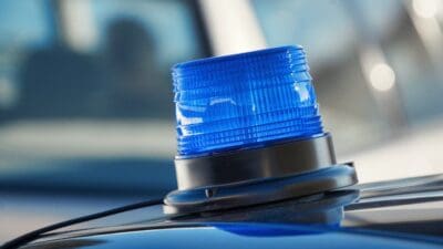 Nahaufnahme eines blauen Blaulichts auf dem Dach eines Fahrzeugs