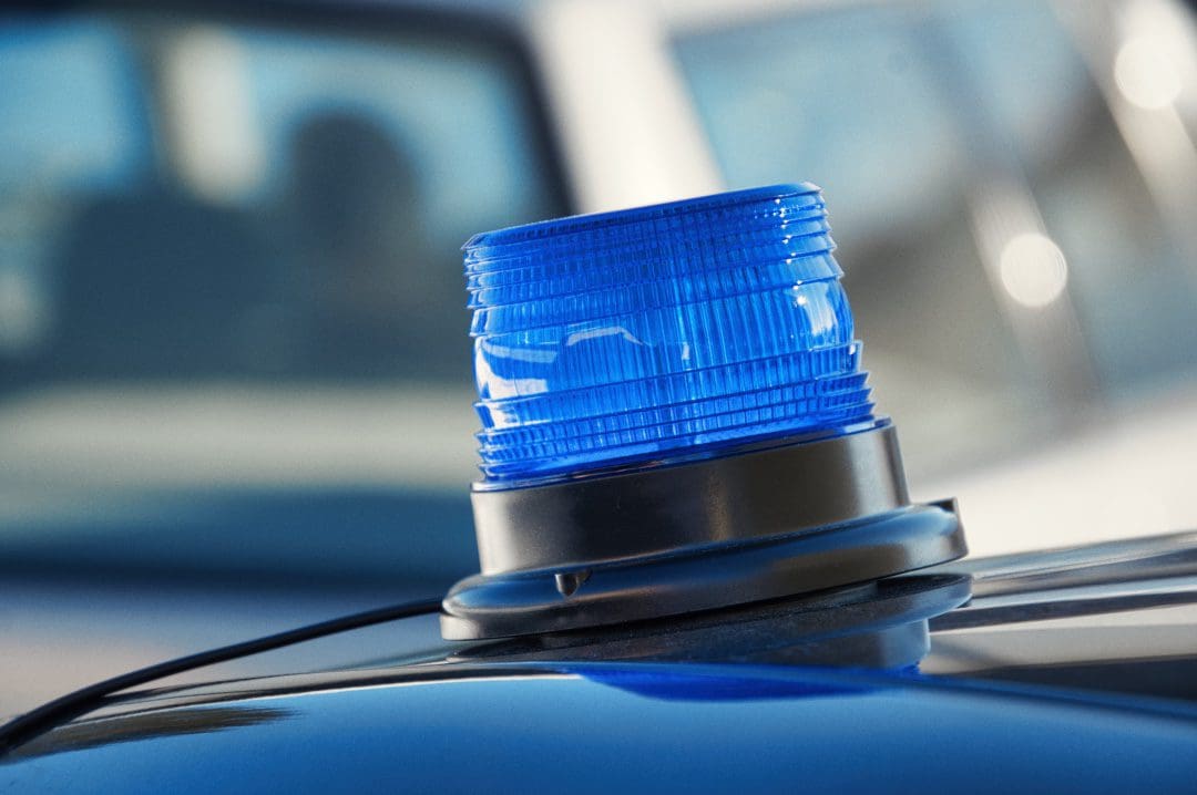 Nahaufnahme eines blauen Blaulichts auf dem Dach eines Fahrzeugs