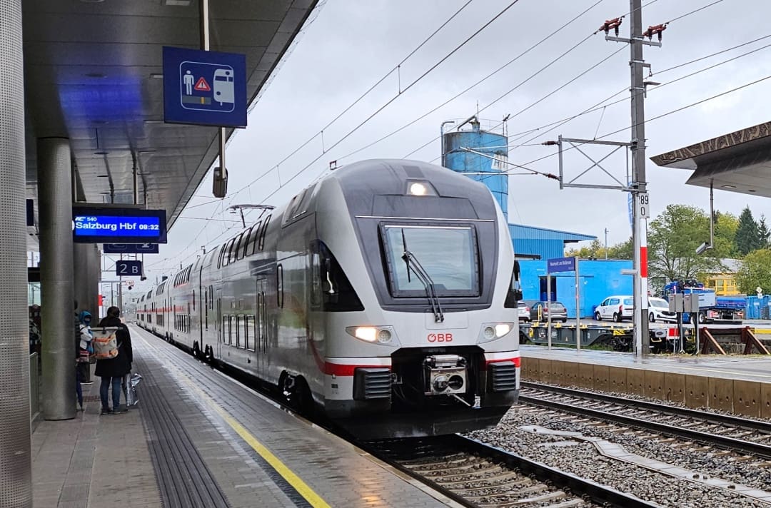 Silberner ÖBB IC-Doppelstockzug steht am Bahnsteig im Salzburger Hauptbahnhof