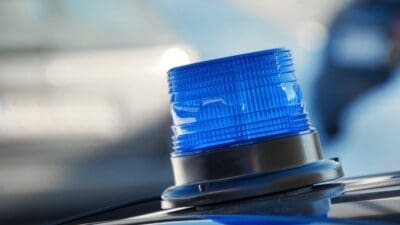 Blaues Blaulicht eines Polizeifahrzeugs leuchtet in der Nahaufnahme deutlich
