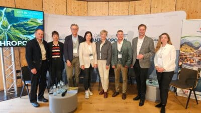 Gruppe von sieben Personen beim Forum Anthropozän vor Holzwand und Bannern