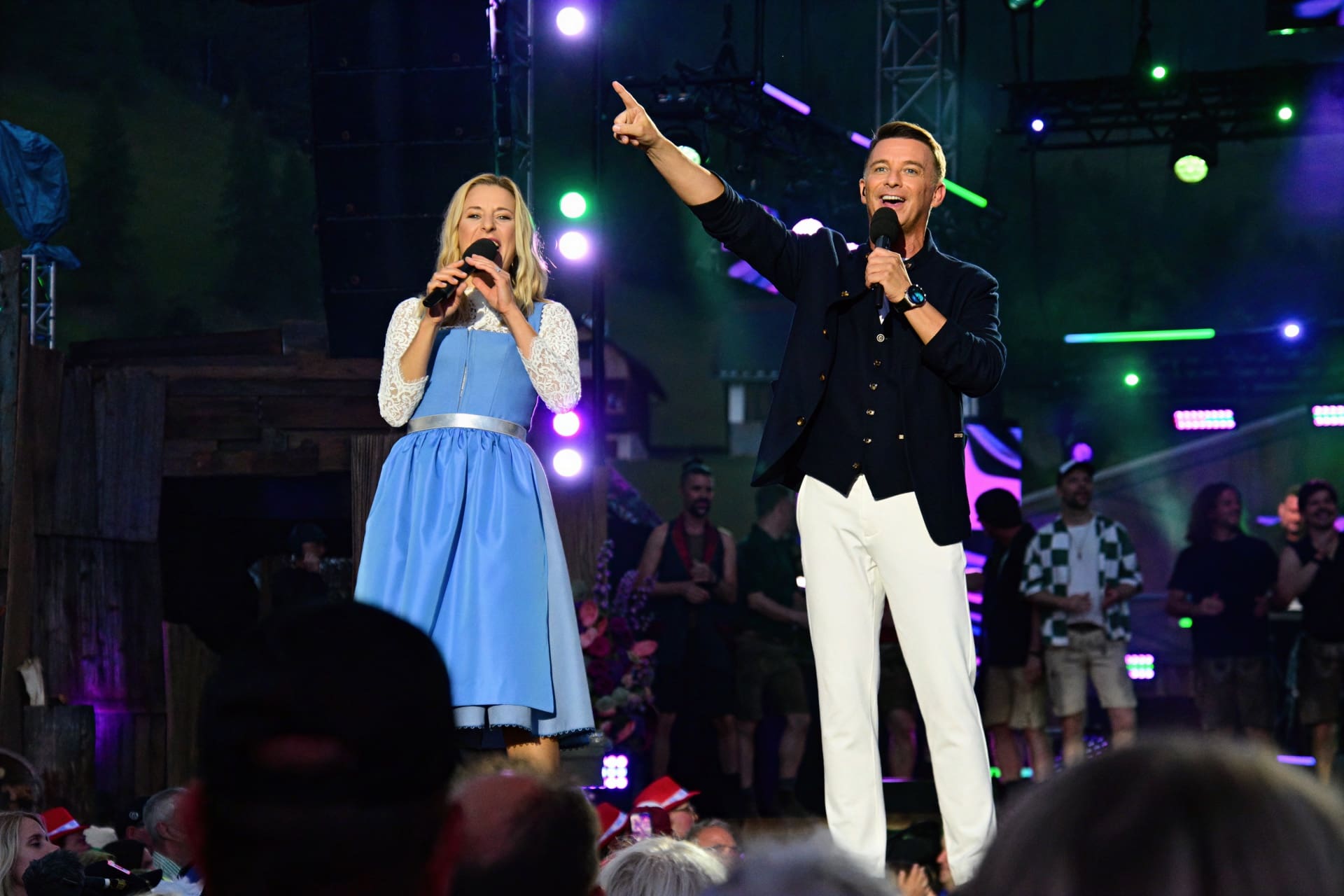 Stefanie Hertel in blauem Kleid und Marco Ventre auf der Bühne mit Mikrofonen