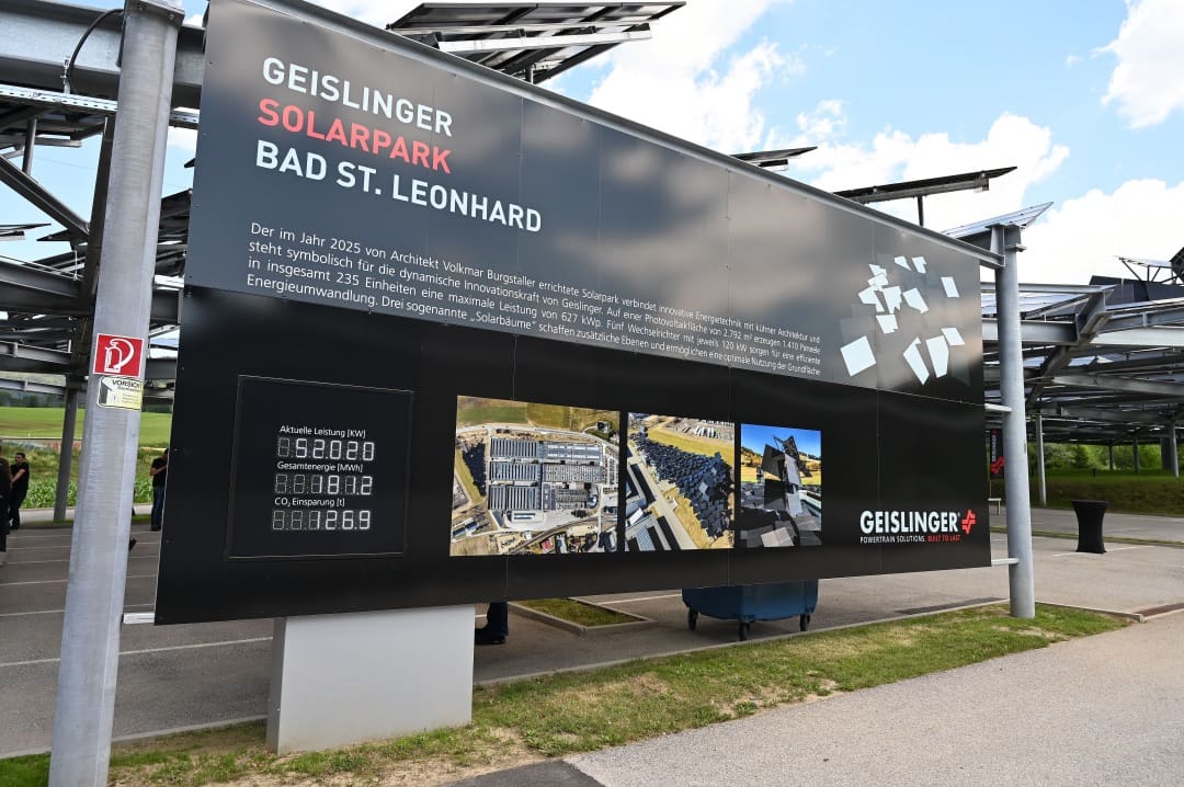 Großes schwarzes Informationsschild zum Geislinger Solarpark in Bad St. Leonhard mit Leistungsanzeige und Fotos