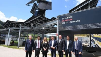 Gruppe von Personen vor dem Solarpark der Firma Geislinger in Bad St. Leonhard