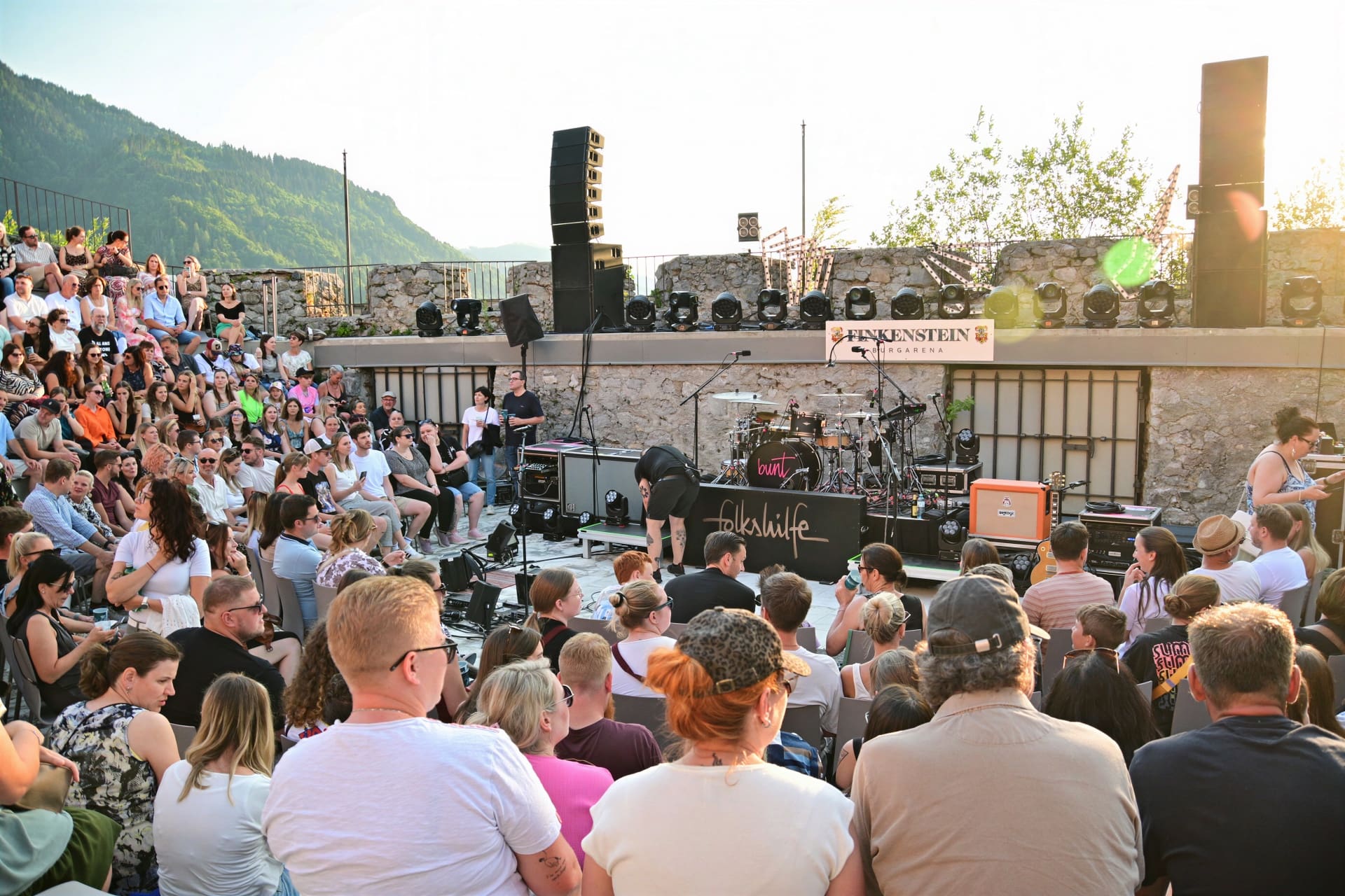 Zuschauer vor der Bühne bei einem Open-Air-Konzert der Folkshilfe in der Burgarena Finkenstein