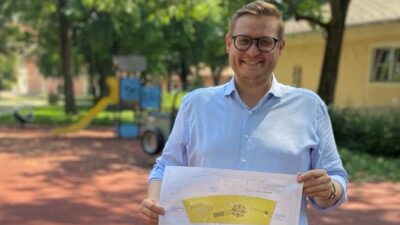 Stadtrat Julian Geier präsentiert den Sanierungsplan für den Spielplatz im Rauscherpark
