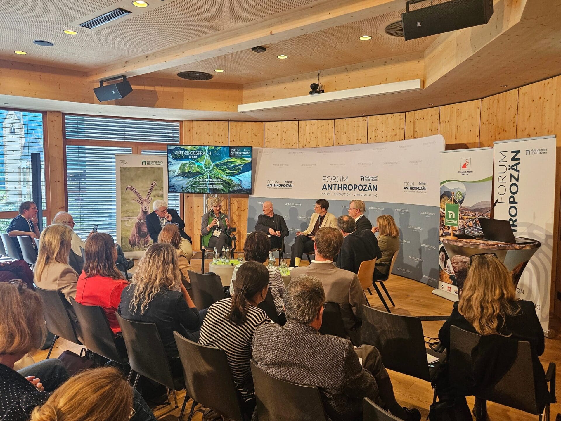 Publikum und Podium bei einer Diskussion im Forum Anthropozän
