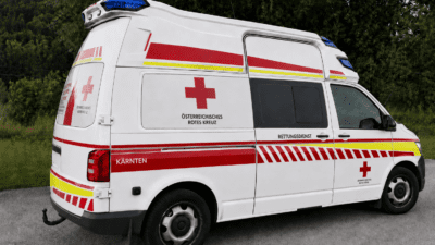 Weißer Rettungswagen des Österreichischen Roten Kreuzes mit roten Kreuzen und Kärnten-Schriftzug