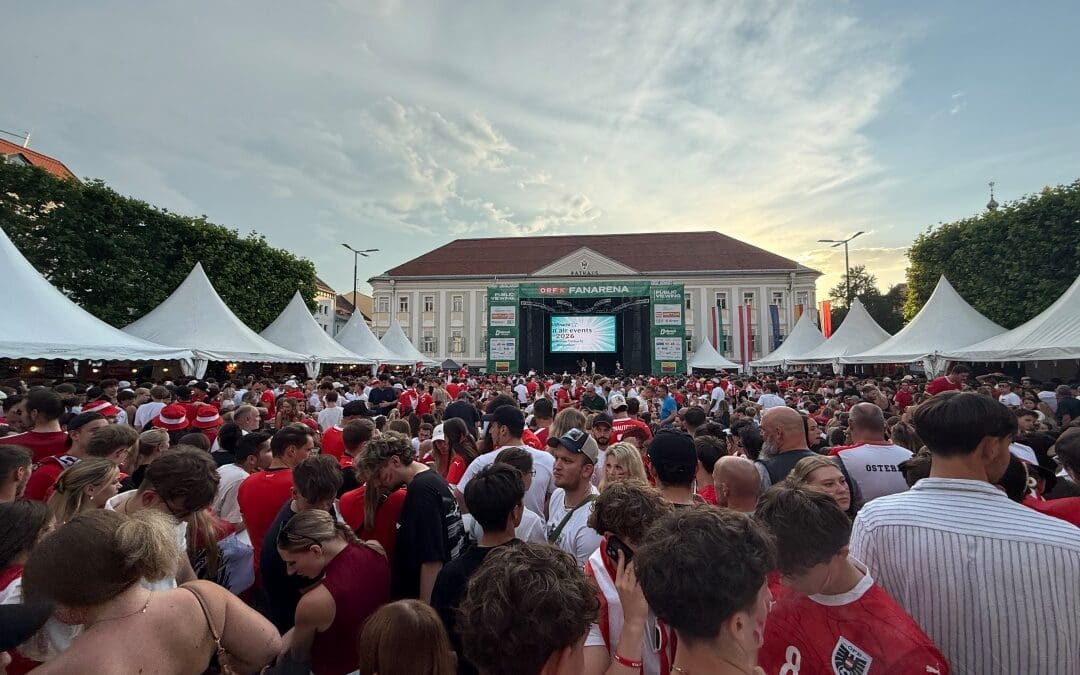 Dichte Menschenmenge in rot-weißen Trikots vor der ORF Fanarena in Klagenfurt