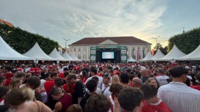Dichte Menschenmenge in rot-weißen Trikots vor der ORF Fanarena in Klagenfurt