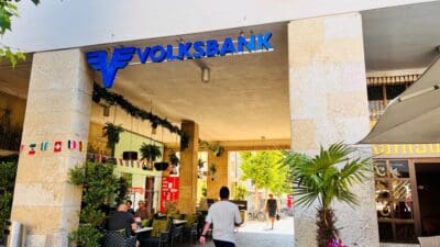Überwachungskamera an der Fassade über dem Eingang der Volksbank in Villach
