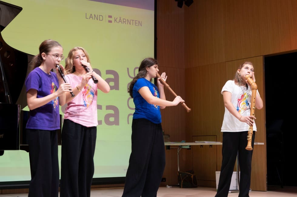Vier junge Musikerinnen spielen Blockflöten auf einer Bühne in Klagenfurt