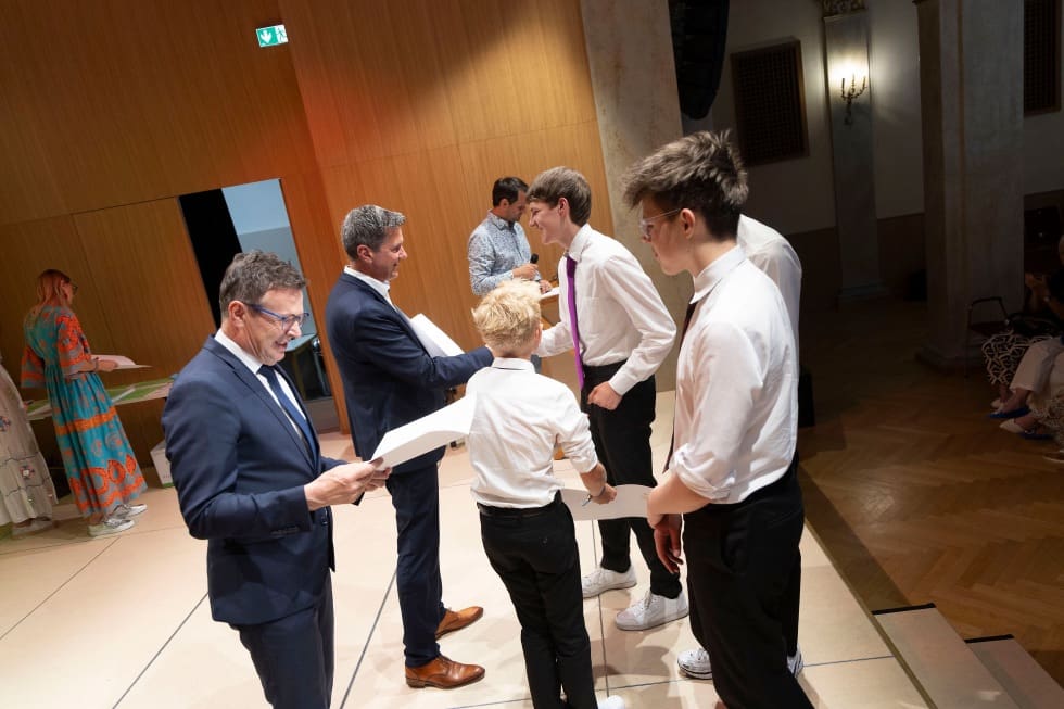Landeshauptmann Fellner im Gespräch mit jungen Musikschülern bei der Ehrung im Konzerthaus