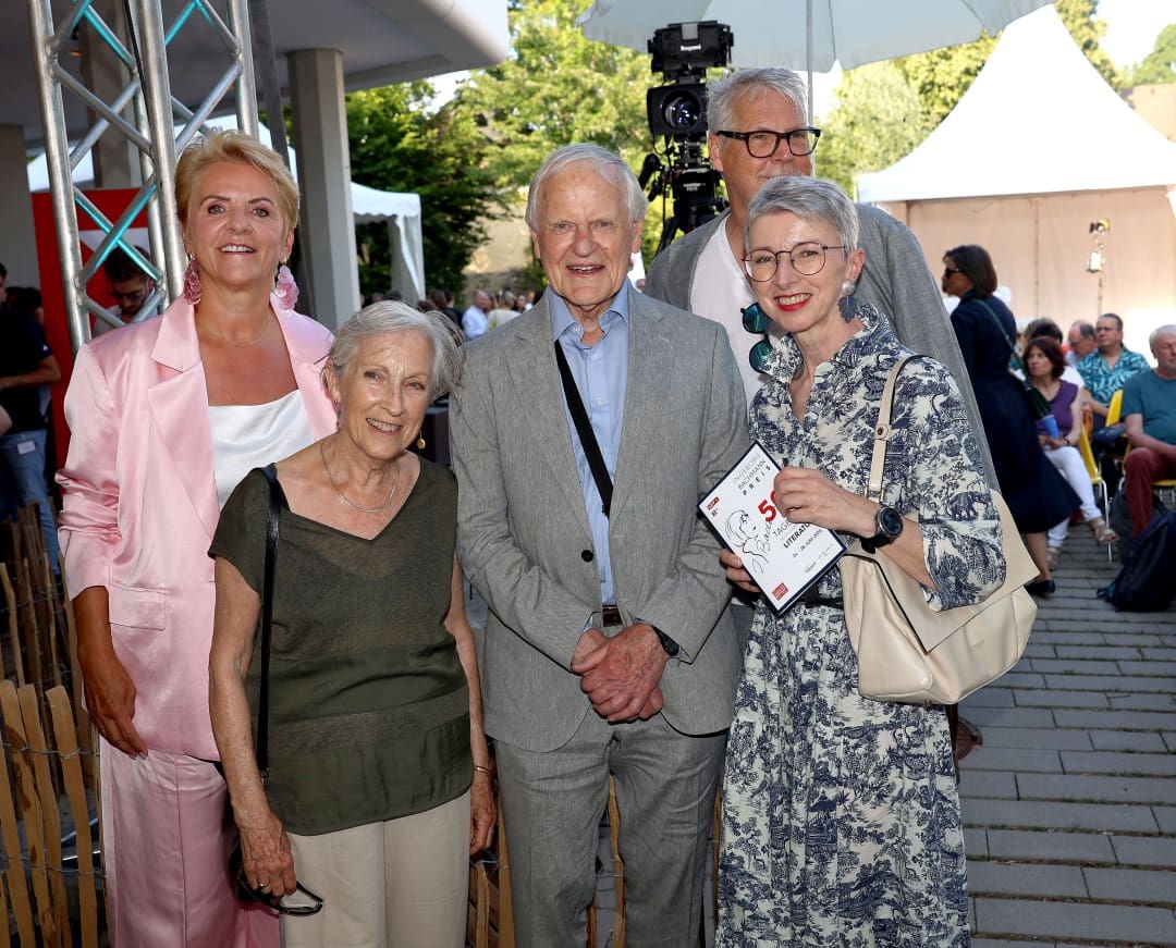 Gruppe aus vier Frauen und einem Mann bei der Eröffnung der Tage der deutschsprachigen Literatur in Klagenfurt